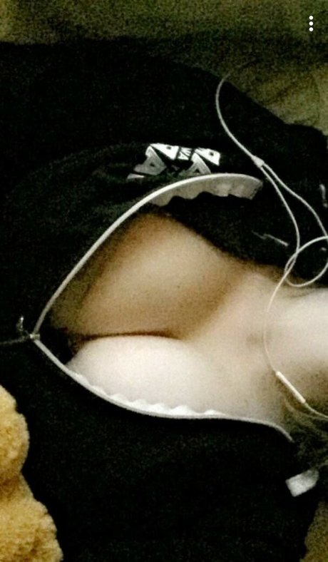 RipMika adult model photo