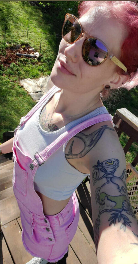 Lily Loveless star pornographic picture