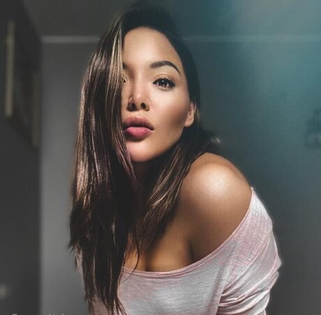 AlessiaCh pretty pornstar images