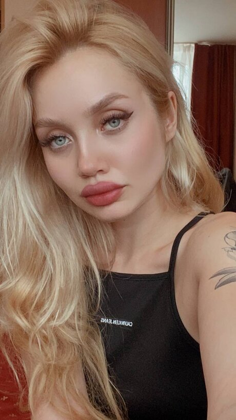 BlondeBaby sexy actress img