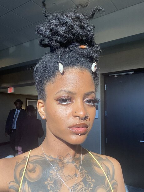 Napturallykinky model top picture