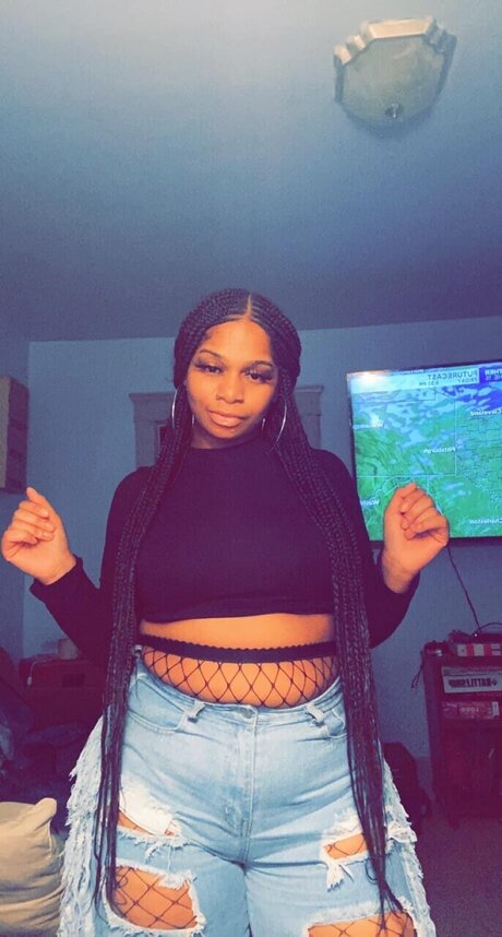 Iyonna Avery model top image