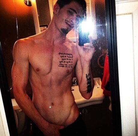 Monemovez nude actress pic