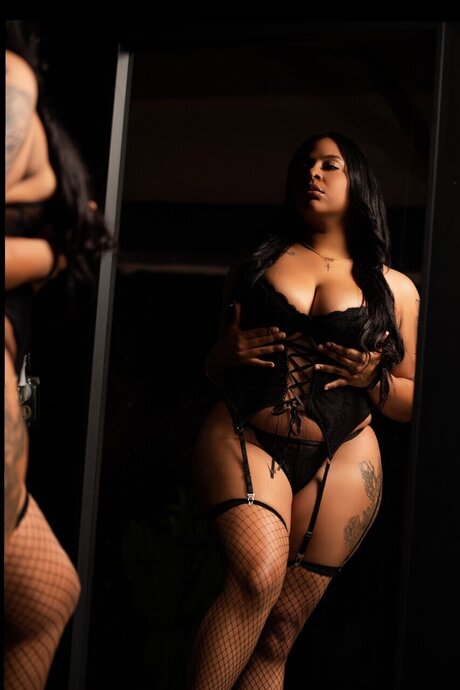 QueenKiraaa pornstar xxx img