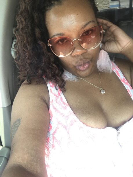 GLOWSKI model naked galleries