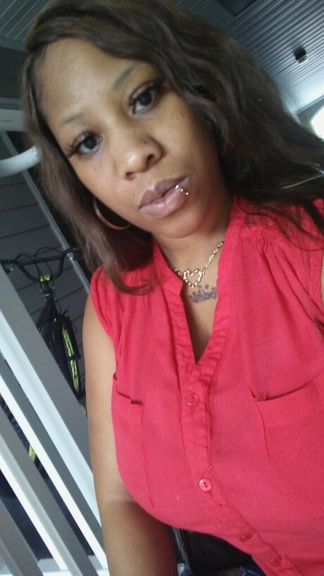 YellaBoneZ porn model pic