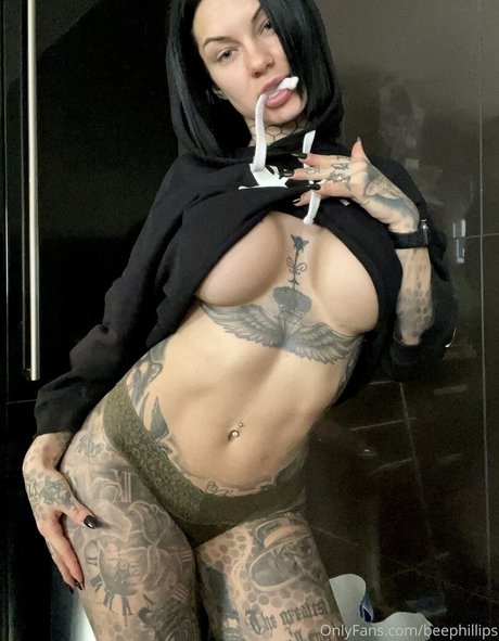 Bee Phillips model xxx photo