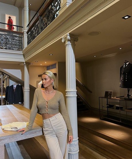 Olivia Bentley sexy model pictures