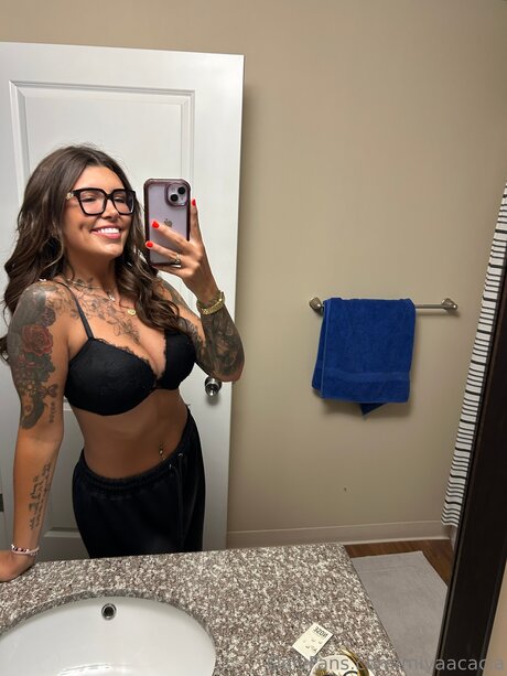 miyaacacia erotic model image