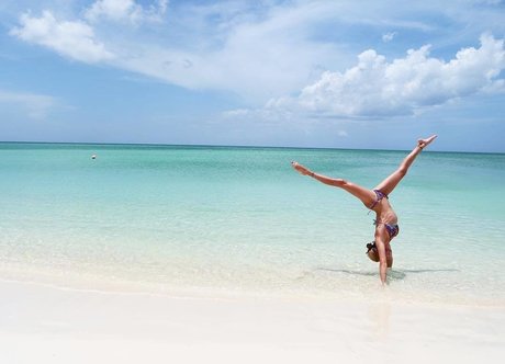 Katie Cassidy nude actress picture