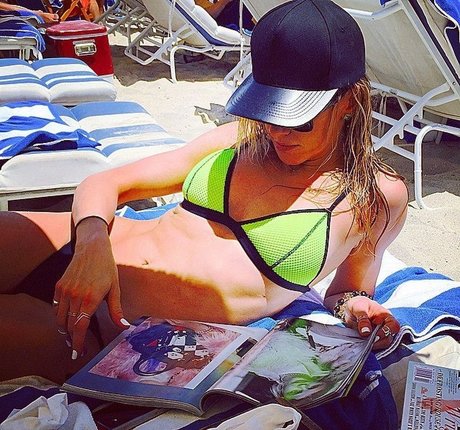 Katie Cassidy star sexy picture