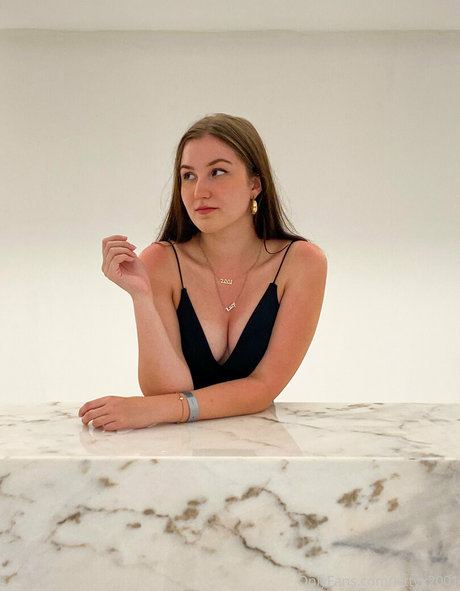 choosylucy sex model photos