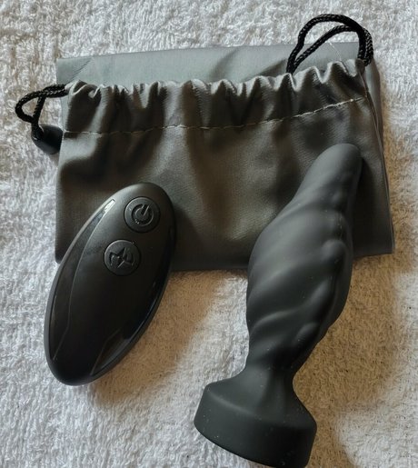 nickeyjames naked model img