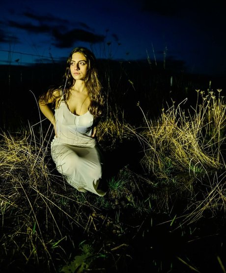 Bella Ossi model top img