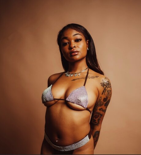 BombCHANEL hd model image