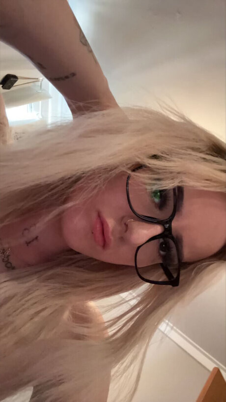 Icywifeyx free pornstar photo