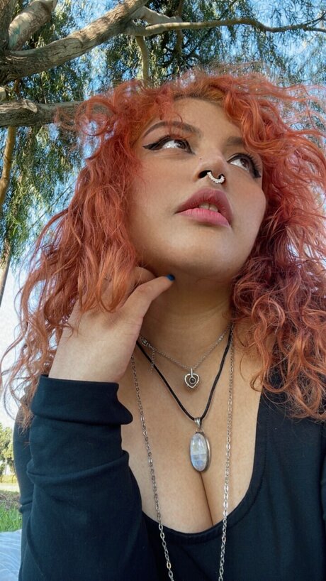 Iskay nude model picture