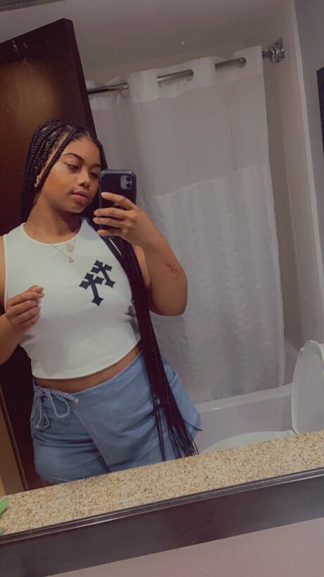 UNIQUE_ erotic actress image