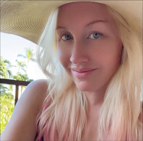 LilMissLucky model erotic photo