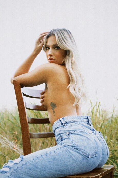 Laurenn nude model pictures