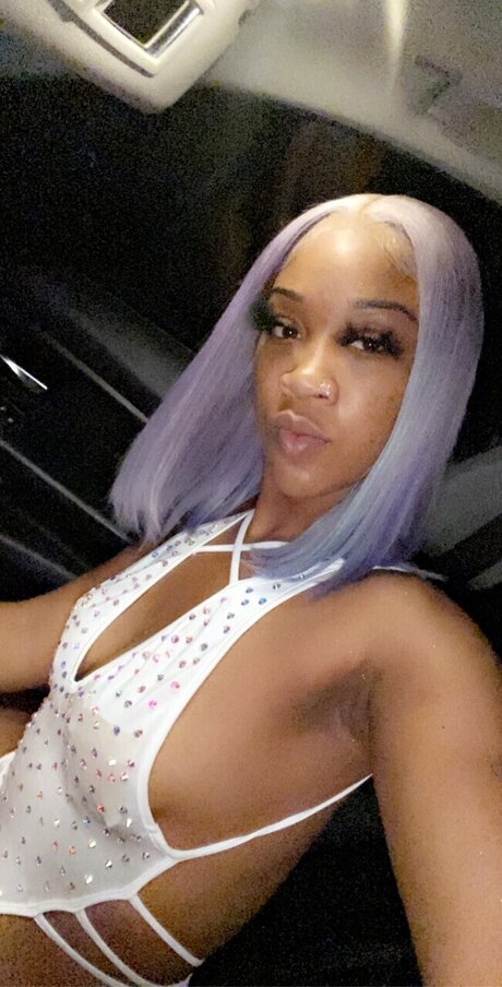 itsJUICY model high quality image