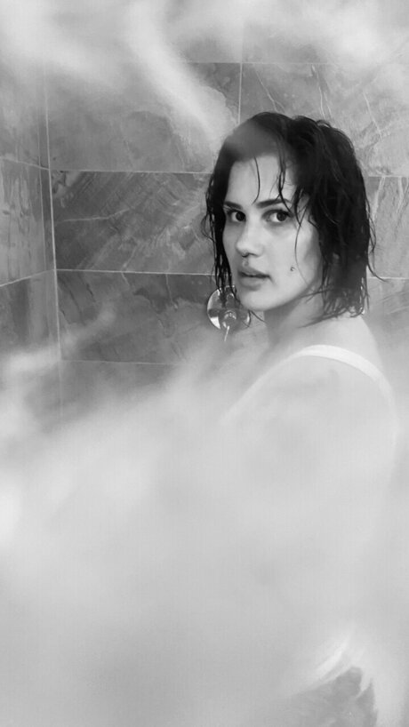 Curvy Doll nice actress pic