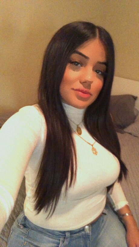 Milli Summer sexy actress pic