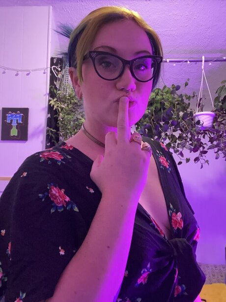 Olive Aster model beautiful pic