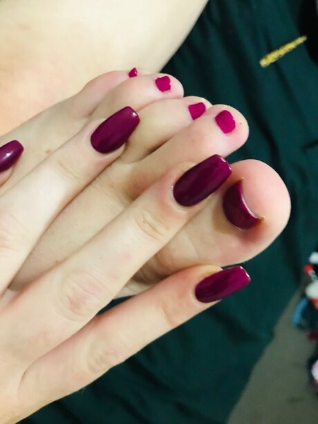 SweetFeet star pornographic photos