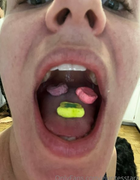 giantesstara model naked photos