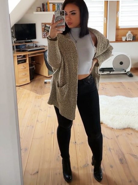 Fiona Schramm nude star archive