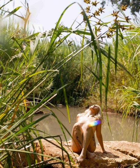 Yuval Gold model high quality image