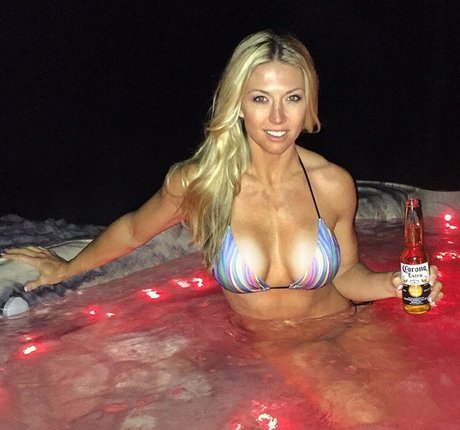 Callie Bundy art model picture