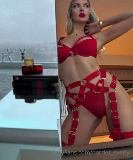 Harriet Everly erotic model img