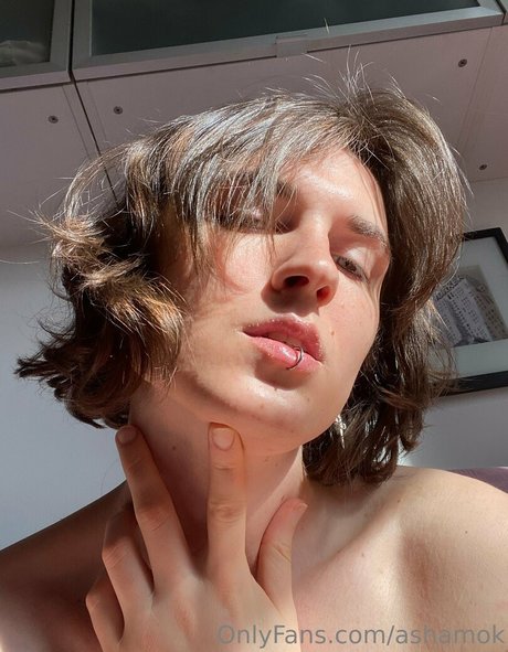 ashamok high quality model pic