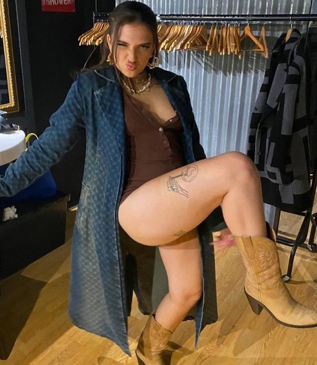 Mae Muller star pornographic pictures