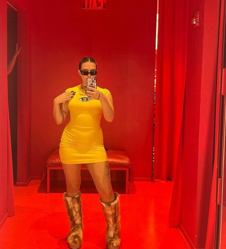 Mae Muller high quality actress picture