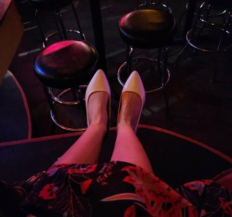 feetbeth high quality actress photo