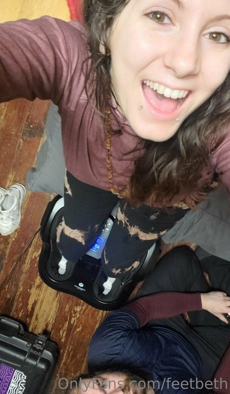 feetbeth naked model photos