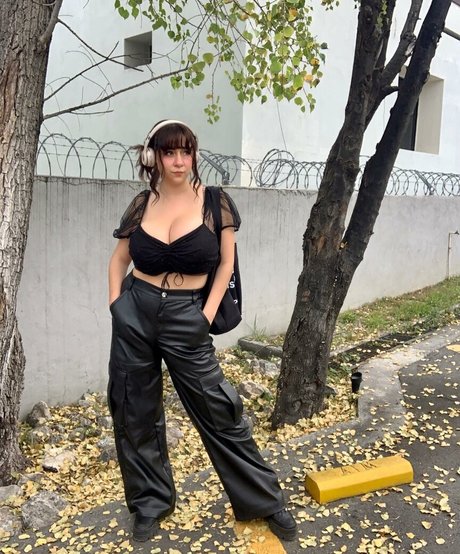 Josahandry Lia model adult pic