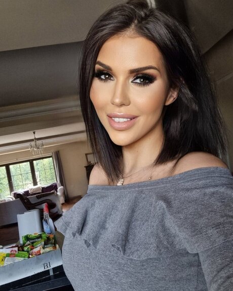 Brunette1987 model adult pic