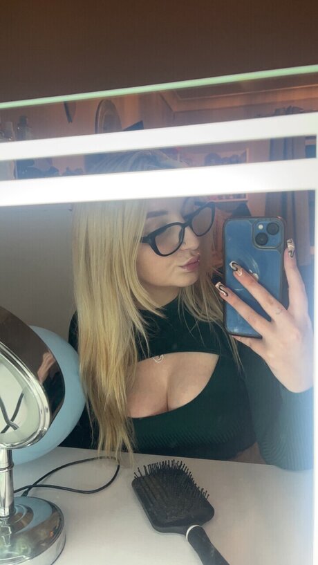 Chlo nat adult model pic