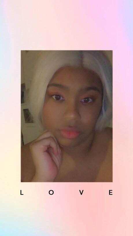 Goddess Gold pornstar nude pic