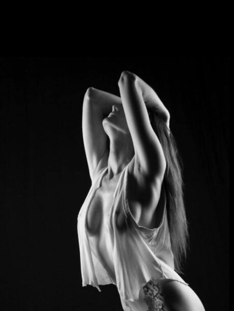 Blonde AnyaUK model nudes img