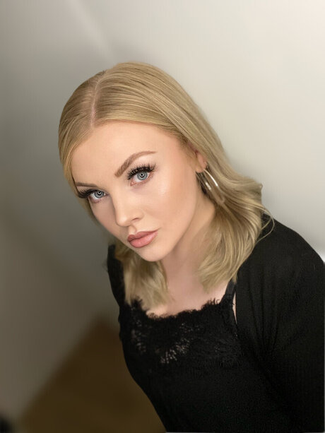 Beauty in Simplicity exclusive actress images