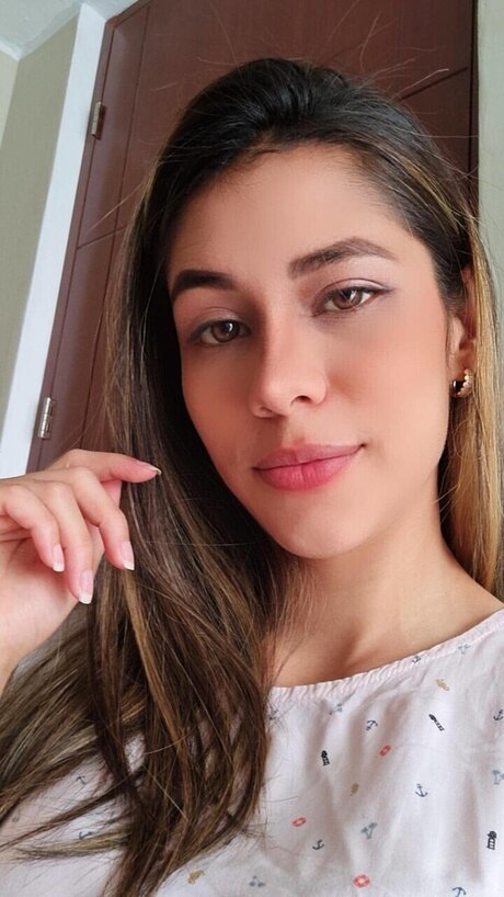 Wewereyoung28 nude pornstar img