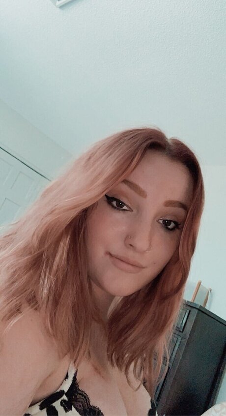 Chloe Brown beautiful model img