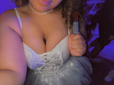 Desir e Gold model hot pic