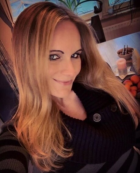 SweetMoni pornstar hd images