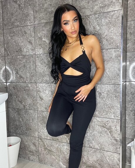 Phoebe Broughton model art img